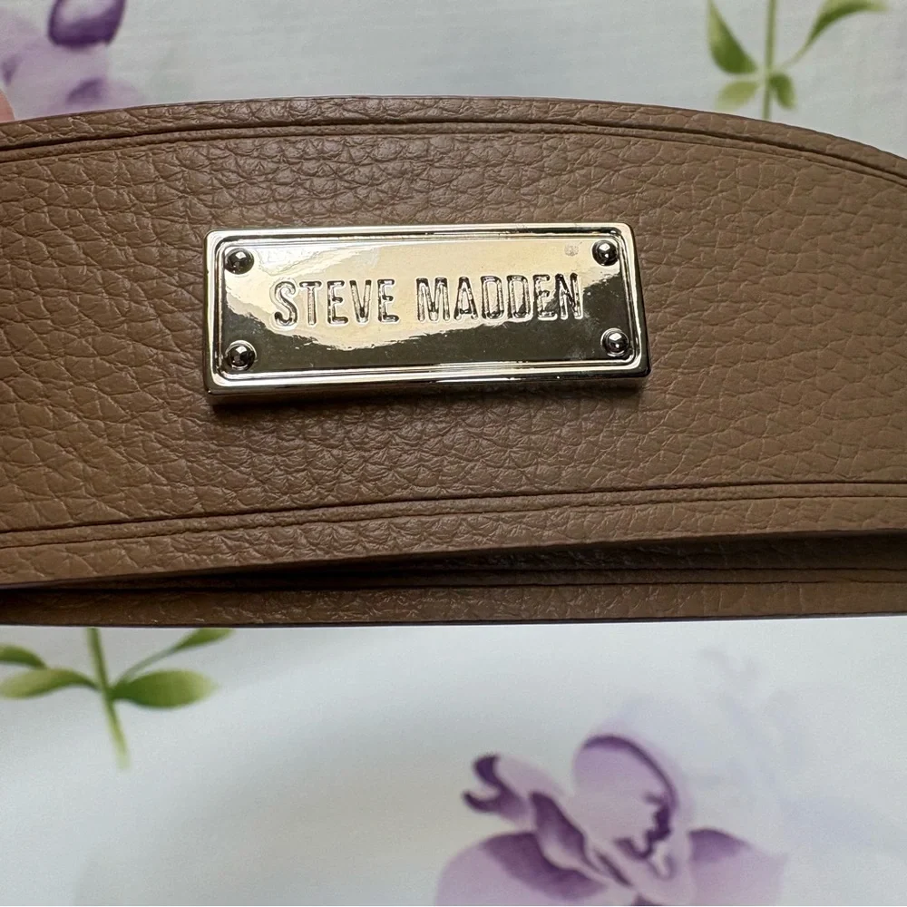 NEW Steve Madden Tan Faux Leather Large Oval Silver Buckle Belt Size Small - Picture 2 of 6